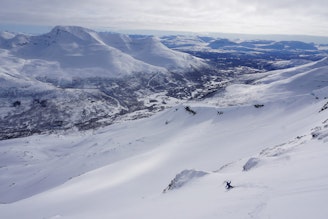 Snowboarding down the south face of Blabaerfjellet behind Tamokdalen in Northern-Norway.jpeg